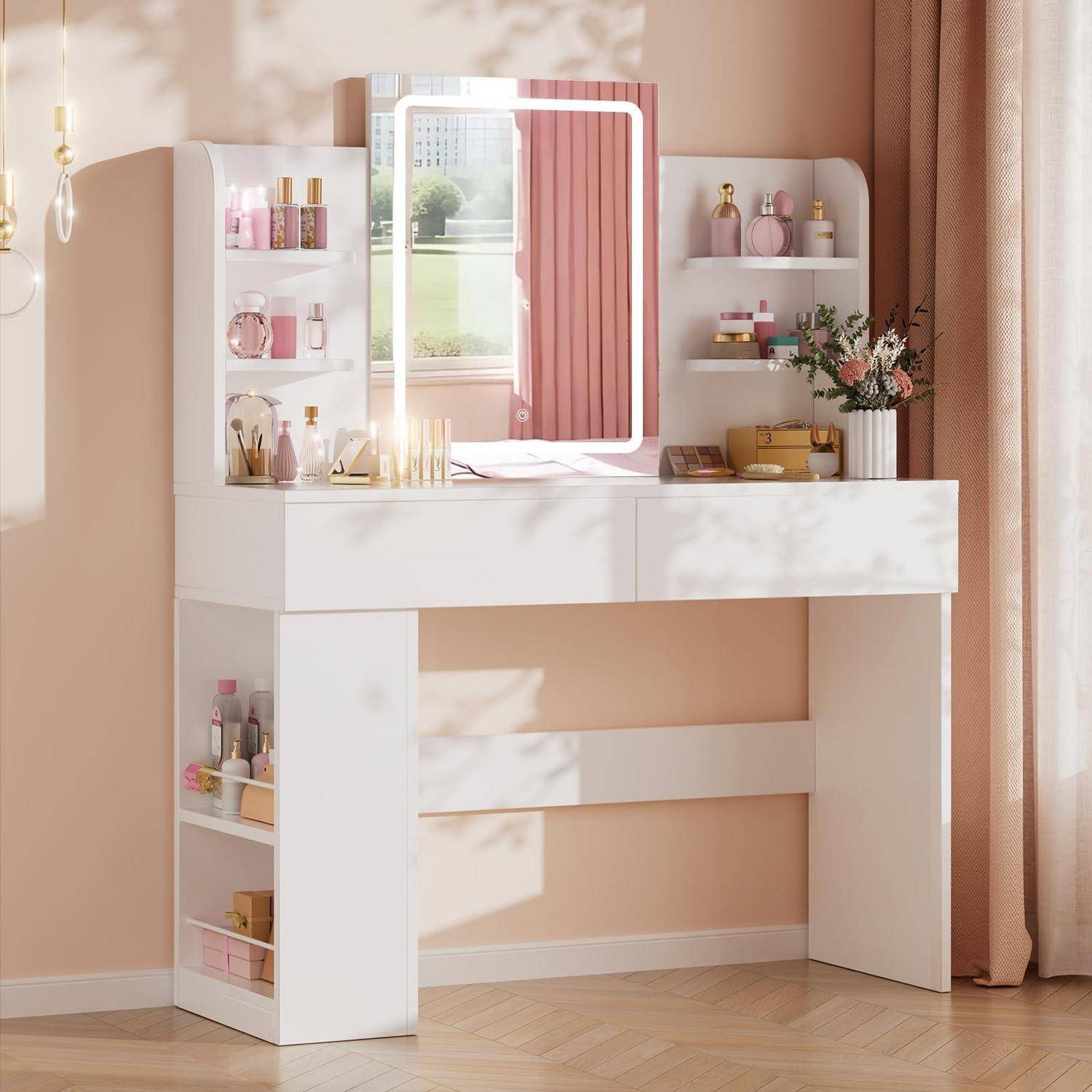 Weißer Frisiertisch mit rosa beleuchtetem Spiegel, Regale mit Kosmetikprodukten und Dekoration, in einem hellen pfirsichfarbenem Schlafzimmer