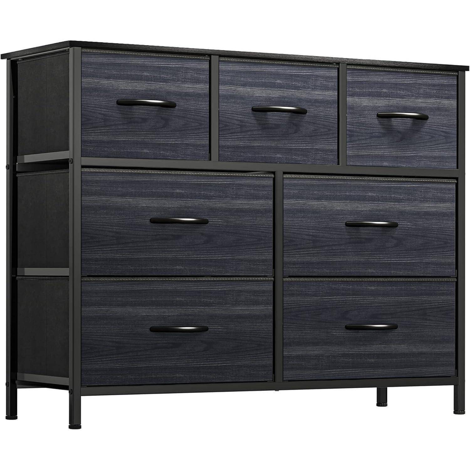Schwarze sechsschubladige Kommode mit Holzmaserungsfinish und Metallgriffen, vor weißem Hintergrund gezeigt.