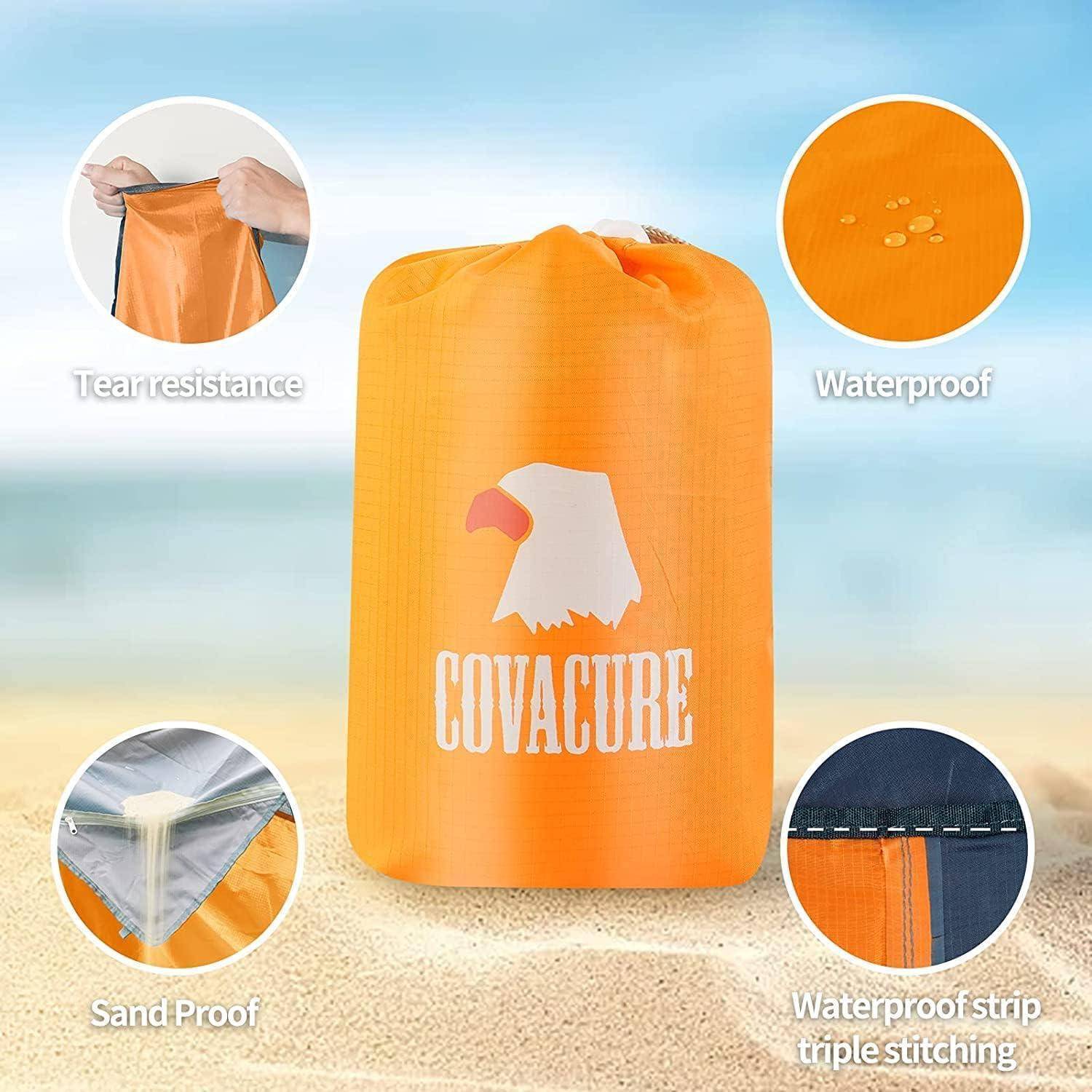 Orange Covacure-Beutel mit Kordelzug, gezeigt an einem Strand, mit Hinweisen auf Reißfestigkeit, Wasserdichtheit, Sandschutz und dreifache Naht mit wasserdichtem Streifen.