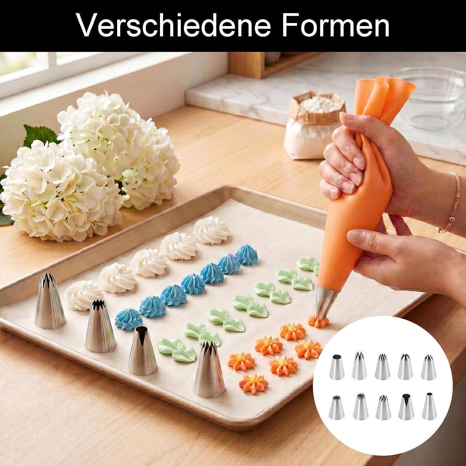 Hände, die mit einem Spritzbeutel farbige Zuckergussfiguren auf ein Backblech spritzen; die Einfügung zeigt mehrere Metallspritztüllen.