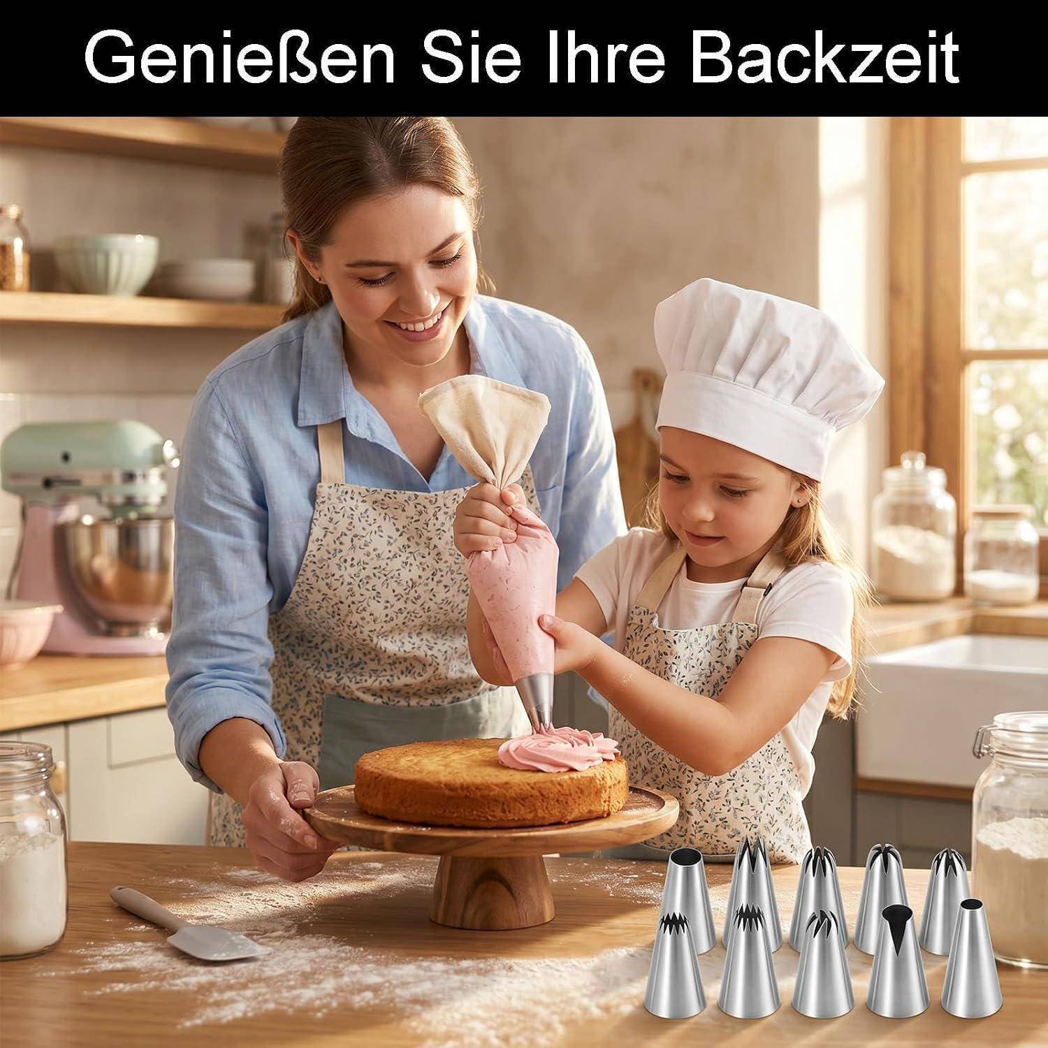 Mutter und Kind dekorieren einen Kuchen mit rosa Glasur in einer Küche; der Text lautet „Genießen Sie Ihre Backzeit
