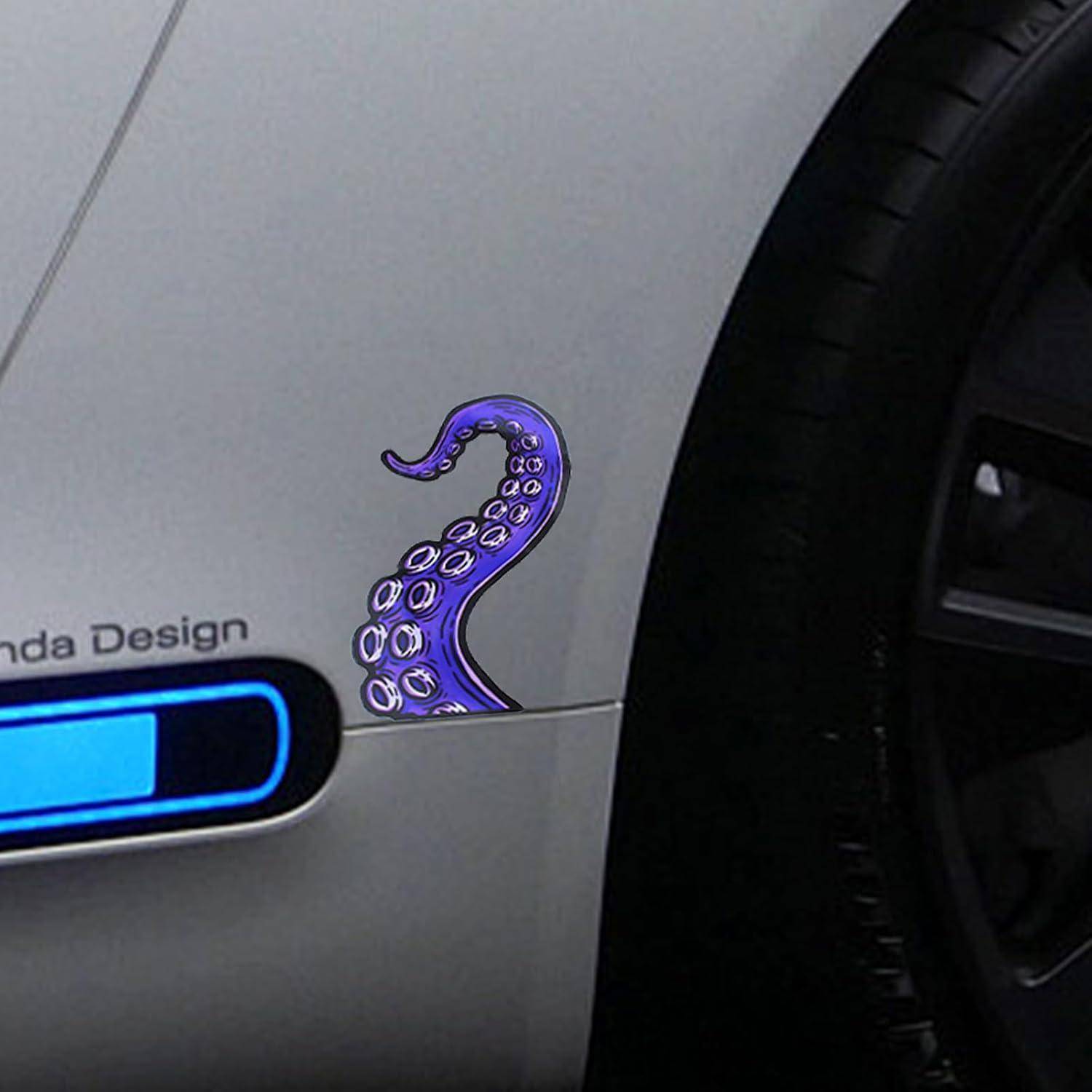 Violettes Oktopus-Emblem mit Tentakeln an der Seite eines silbernen Autos neben einer blau beleuchteten Akzentlinie und einem Rad