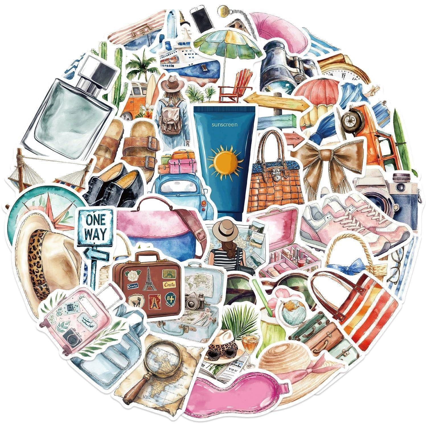Collage von Sommerreiseelementen, einschließlich Sonnencreme, Koffer, Hut, Sandalen, Kamera, Strandtasche und Urlaubslandschaft.