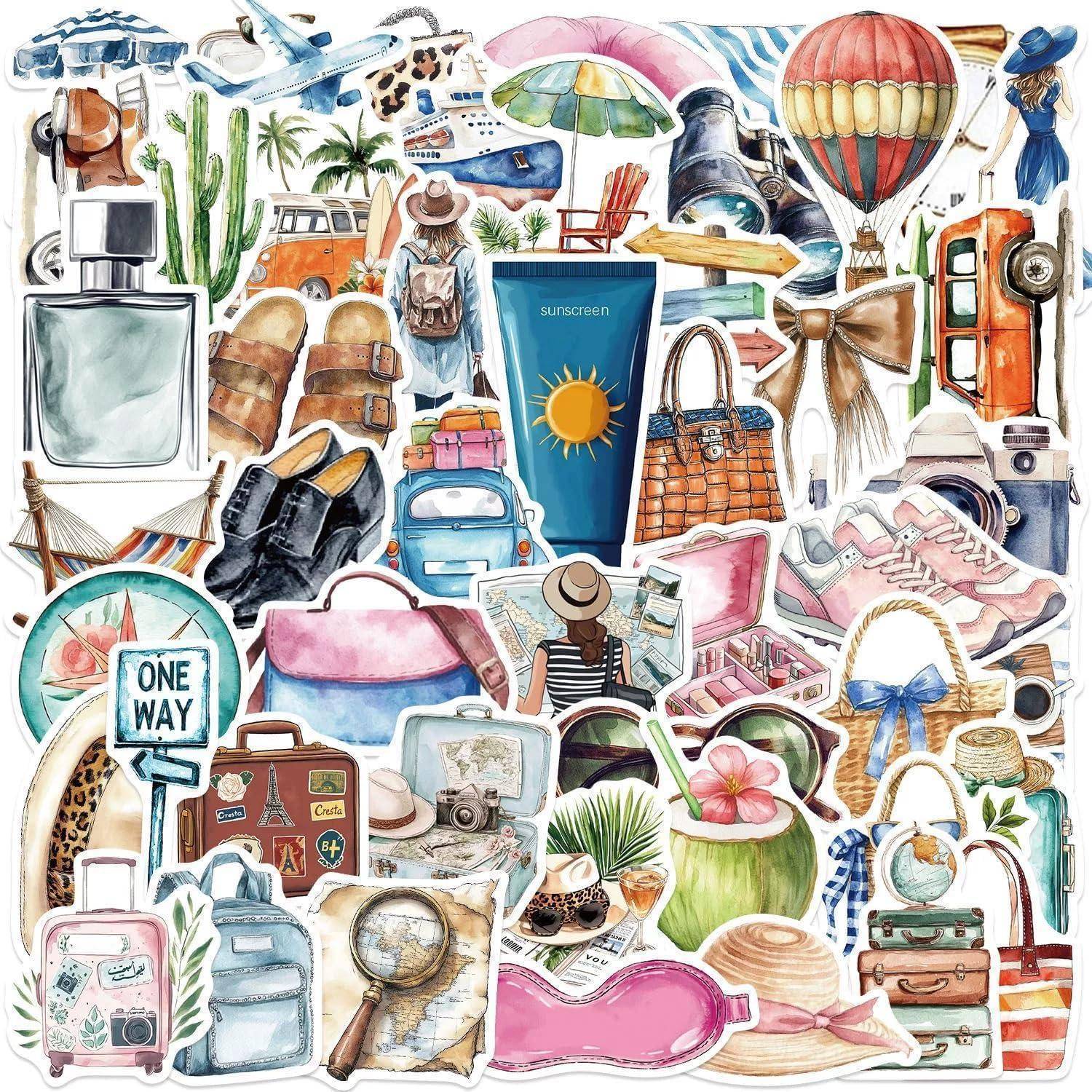 Eine Collage mit Reise- und Sommeressentials: Koffer, Sandalen, Sonnencreme, Hüte, Badeanzüge, Strandschirme, Kameras, Rucksäcke und ein Schild mit der Aufschrift 