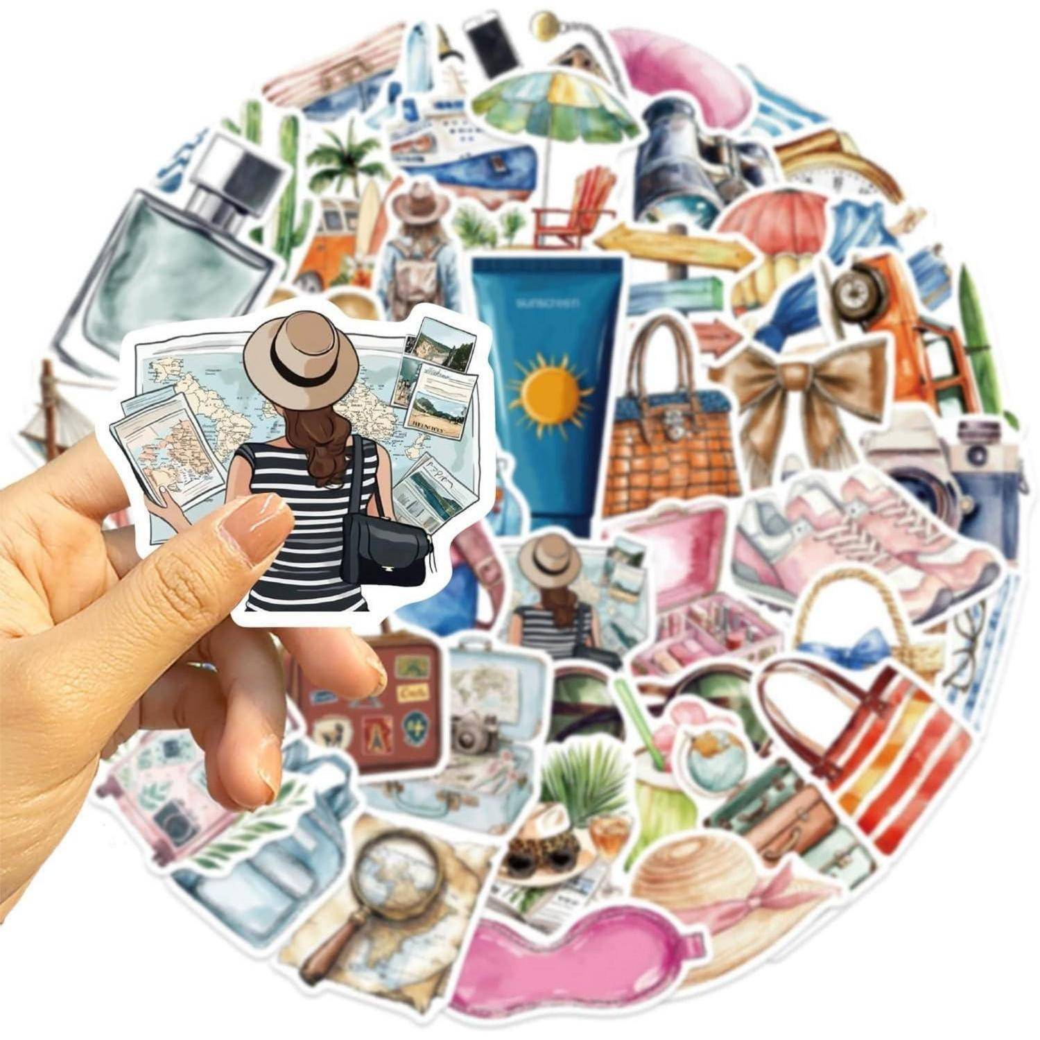 Hand hält einen Reise-Aufkleber mit einer Frau, Karten und Hut über einer Collage von Urlaubsgegenständen wie Strandstühlen, Koffer, Kamera und Sonnenbrille.
