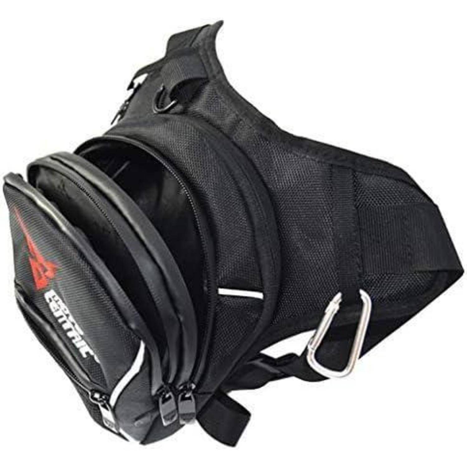 Schwarze Motorrad-Hecktasche mit mehreren Reißverschlussfächern, reflektierenden Akzenten und Metallclips, vor einem weißen Hintergrund gezeigt.