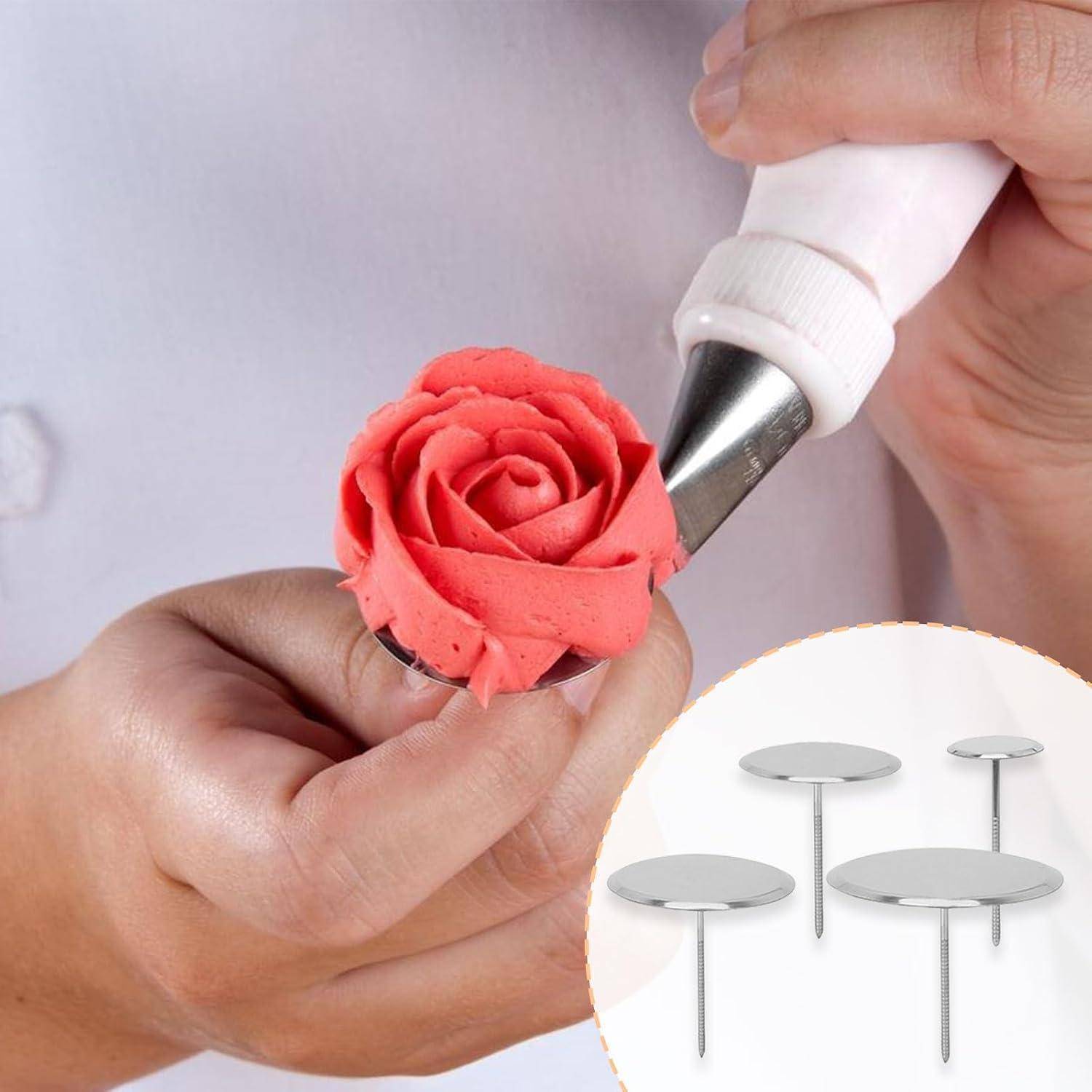 Hände spritzen mit einer Spritzbeutel eine rote Zuckerguss-Rose auf einen Blumennagel, mit einer kleinen Einfügung, die vier Metall-Dekorationsnägel zeigt.
