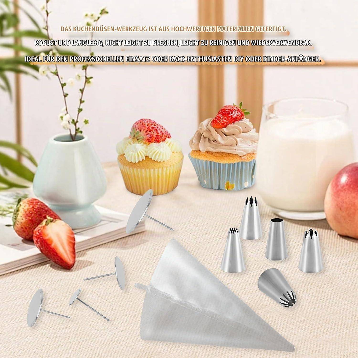 Sortierter Satz aus Metall-Spritzvorsätzen und Spritzbeutel zum Dekorieren von Kuchen, gezeigt mit Cupcakes, Erdbeeren, Milch und einer Vase auf einem Tisch.