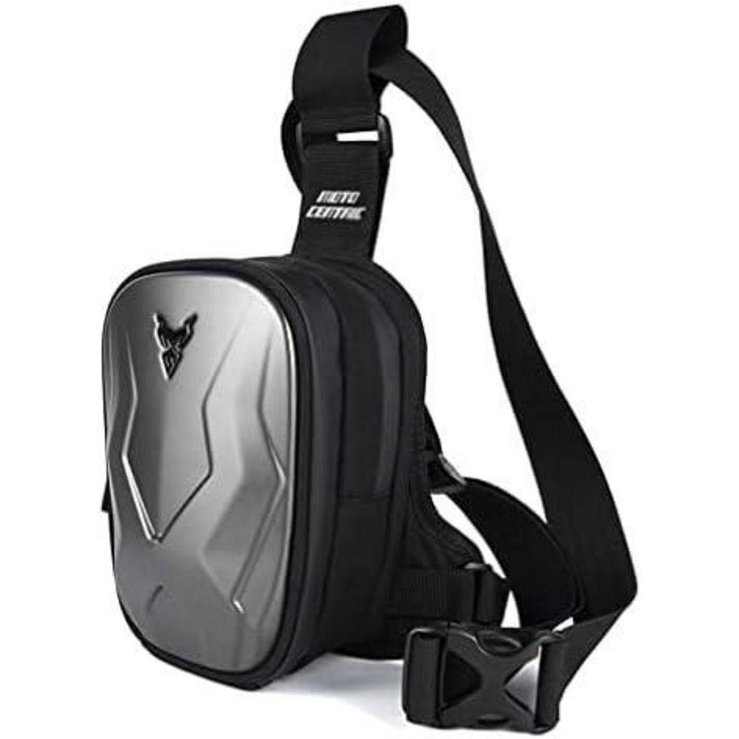 Schwarzer Sling-Rucksack mit silberner harter Frontplatte und Schultergurt, auf weißem Hintergrund abgebildet.