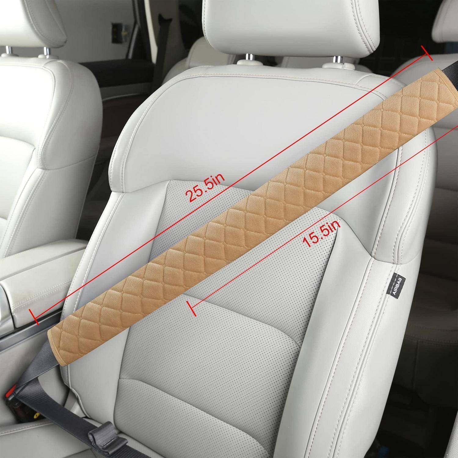 Schulterpolster für Autositz auf einem Fahrzeugsicherheitsgurt, dargestellt mit Größenmarkierungen von 25,5 Zoll und 15,5 Zoll über den Sitz.
