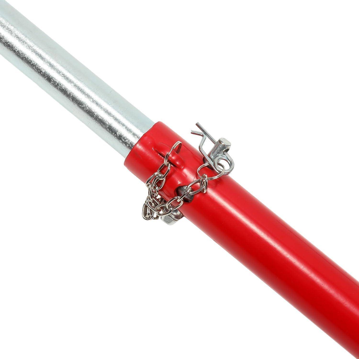 Nahaufnahme eines Metallpfahls mit einem roten Griff, der durch eine Kette und einen Riegel gesichert ist, was auf ein verschlossenes oder befestigtes Werkzeug oder eine Barriere hindeutet.