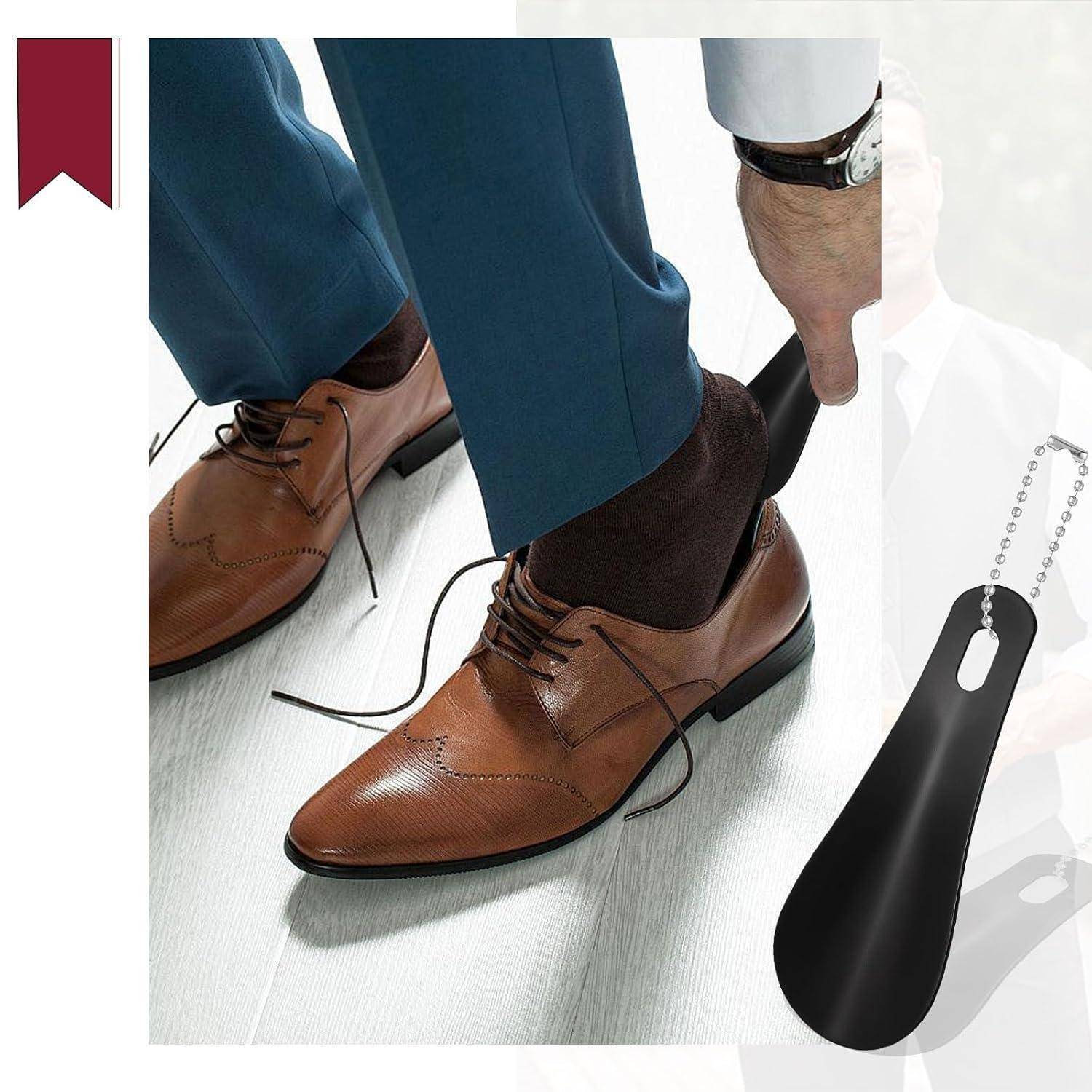 Ein Mann zieht die Hosenkante über braunen Anzugschuhen zurecht, während rechts ein schwarzer Schuhlöffel zu sehen ist, was auf Schuhpflege oder Ankleidehilfe hindeutet.