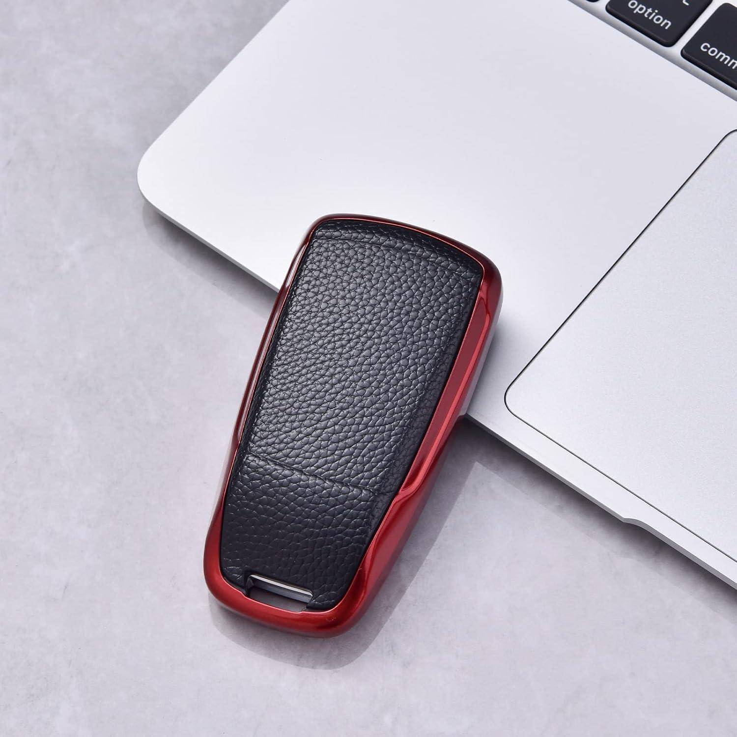 Ein rot-und-schwarzes USB-Laufwerk liegt neben der Ecke eines Laptops auf einer grauen Oberfläche.