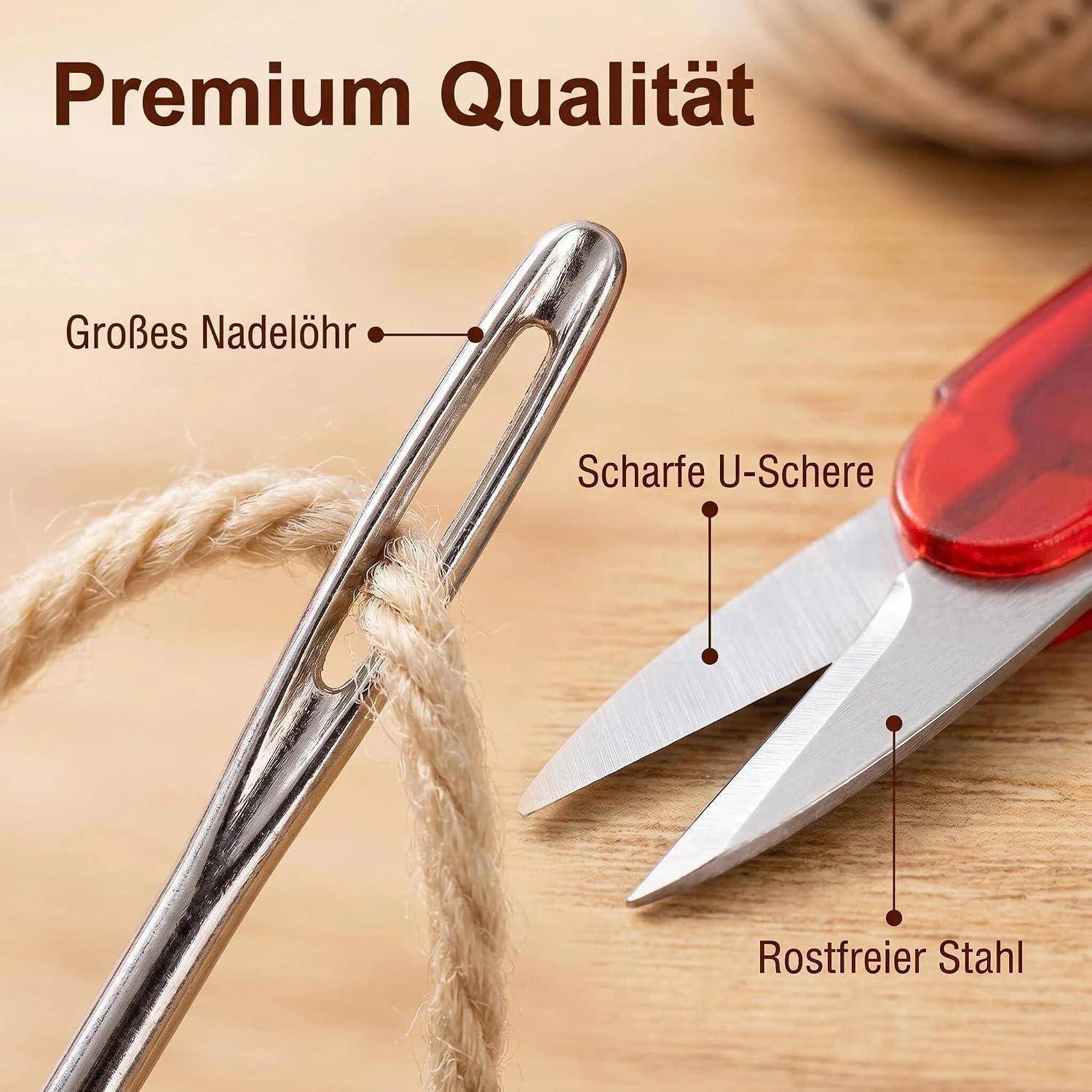 Nahaufnahme eines Nähwerkzeugs und einer U-förmigen Schere mit den Bezeichnungen „Premium Qualität", „Großes Nadelöhr"", „Scharfe U-Schere"" und „Rostfreier Stahl"".