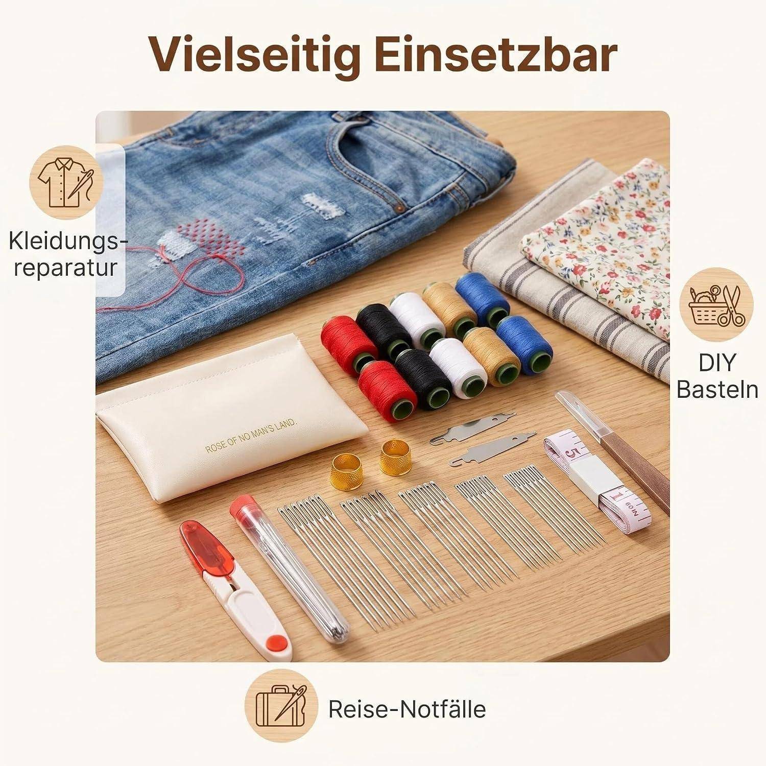 Nähset auf einem Holztisch mit Jeans und Zubehör – Garnrollen, Nadeln, Schere, Fingerhut und Stoff – gekennzeichnet für Kleidungsreparatur, DIY und Notfälle auf Reisen.