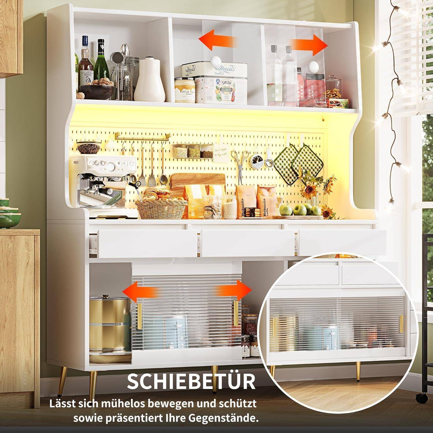 Weiße Küchenvitrine mit Schiebetür, offenen Regalen und beleuchteter Ausstellungsfläche, die die Lagerung und Präsentation von Tellern, Gläsern und Dekorationen zeigt; der deutsche Text lautet „SCHIEBETÜR