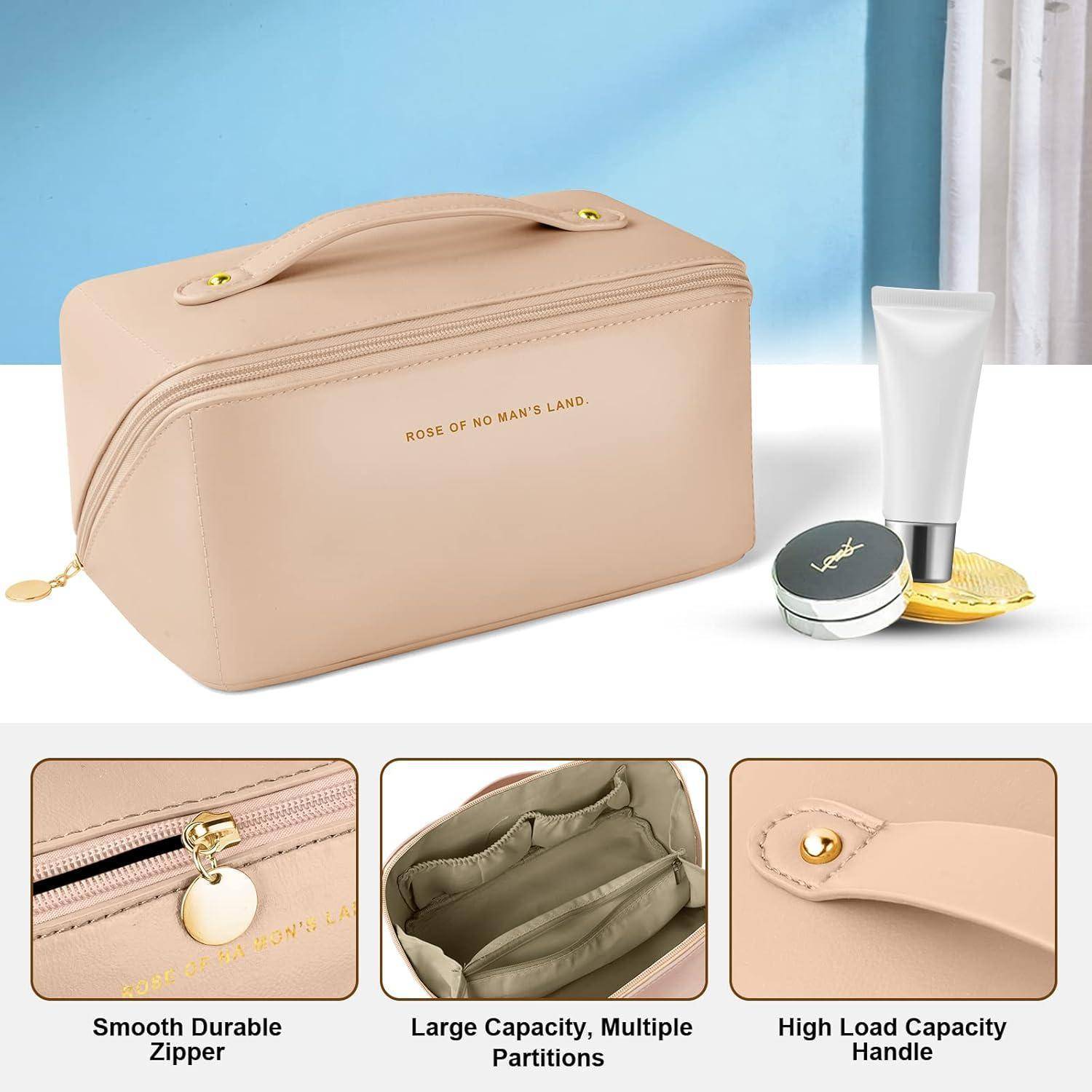 Beige Kosmetiktasche für Reisen mit Griff und goldenem Reißverschluss, gezeigt mit cremefarbenem Tube und Glas; eingefügte Nahaufnahmen zeigen glatten Reißverschluss, Fächer und stabilen Griff.