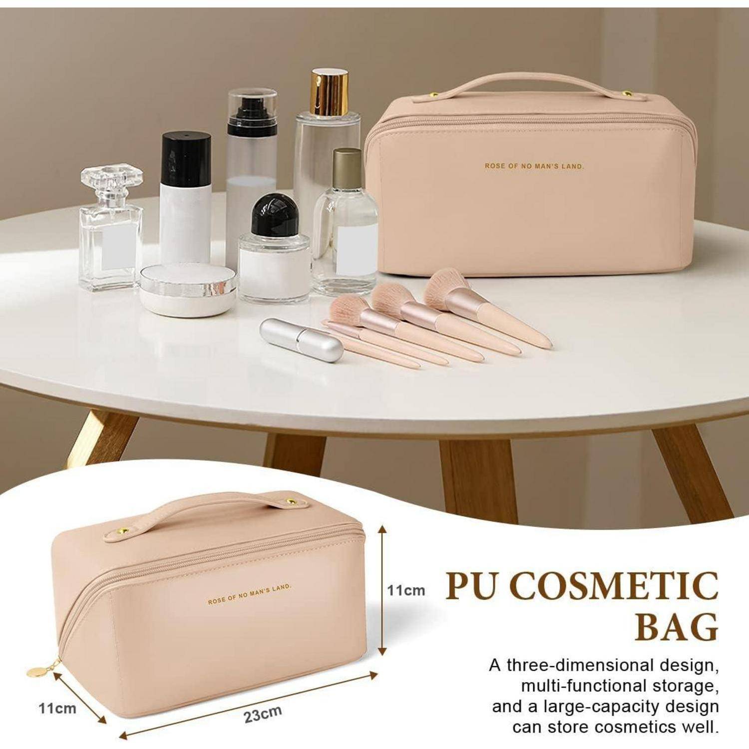 Beige Kosmetiktasche auf einem Tisch mit Makeup-Flaschen, Pinseln und einem weißen Puder-Compact; die Vergrößerung zeigt die Abmessungen der Tasche von 23 cm mal 11 cm und den Text „PU KOSMETIKTASCHE