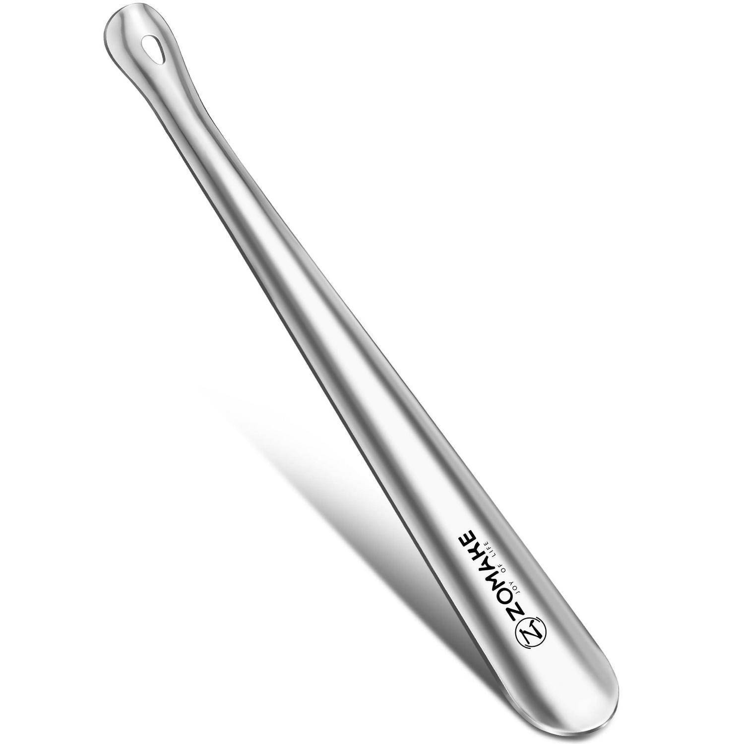 Silberner Metall-Schuhlöffel mit einem Aufhängeloch in der Nähe des Griffs und aufgedrucktem 