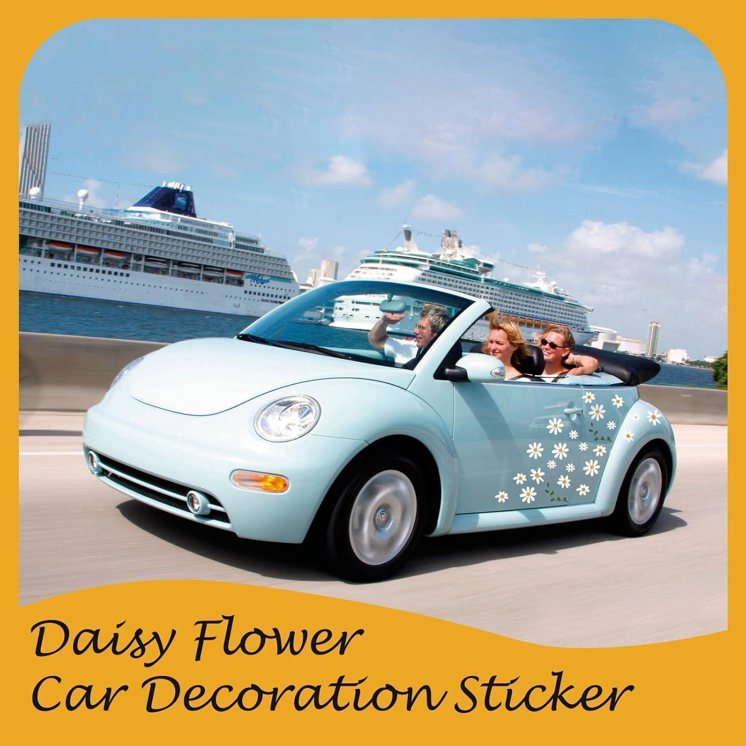 Hellblaues Cabriolet mit Gänseblümchen-Blumenaufklebern, das in der Nähe von Kreuzfahrtschiffen fährt; der Text sagt „Gänseblümchen-Blumen-Auto-Dekorationaufkleber".