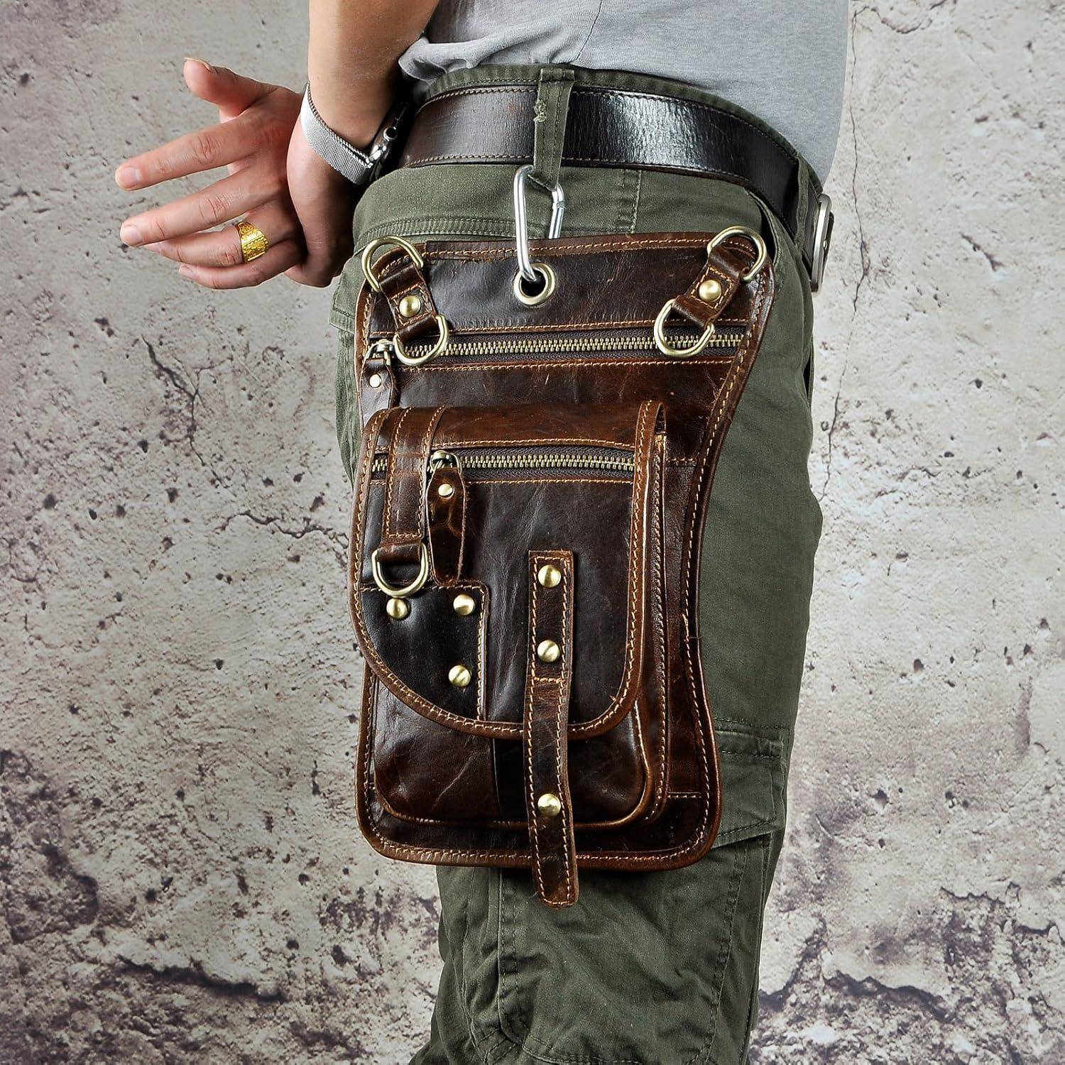 Nahaufnahme einer Person, die eine braune Ledernutzungs-Oberschenkeltasche trägt, die an einem Gürtel über grüner Hose befestigt ist, mit Reiß- und Schnallentaschen.
