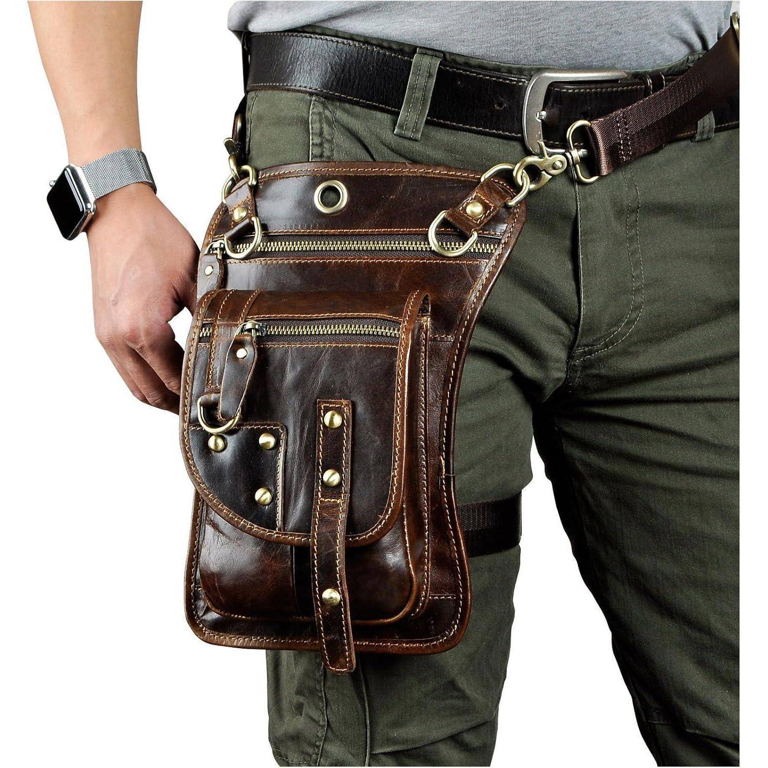 Person trägt eine braune Lederoberschenkel-Holster-Tasche an einem Gürtel über grüner Hose.