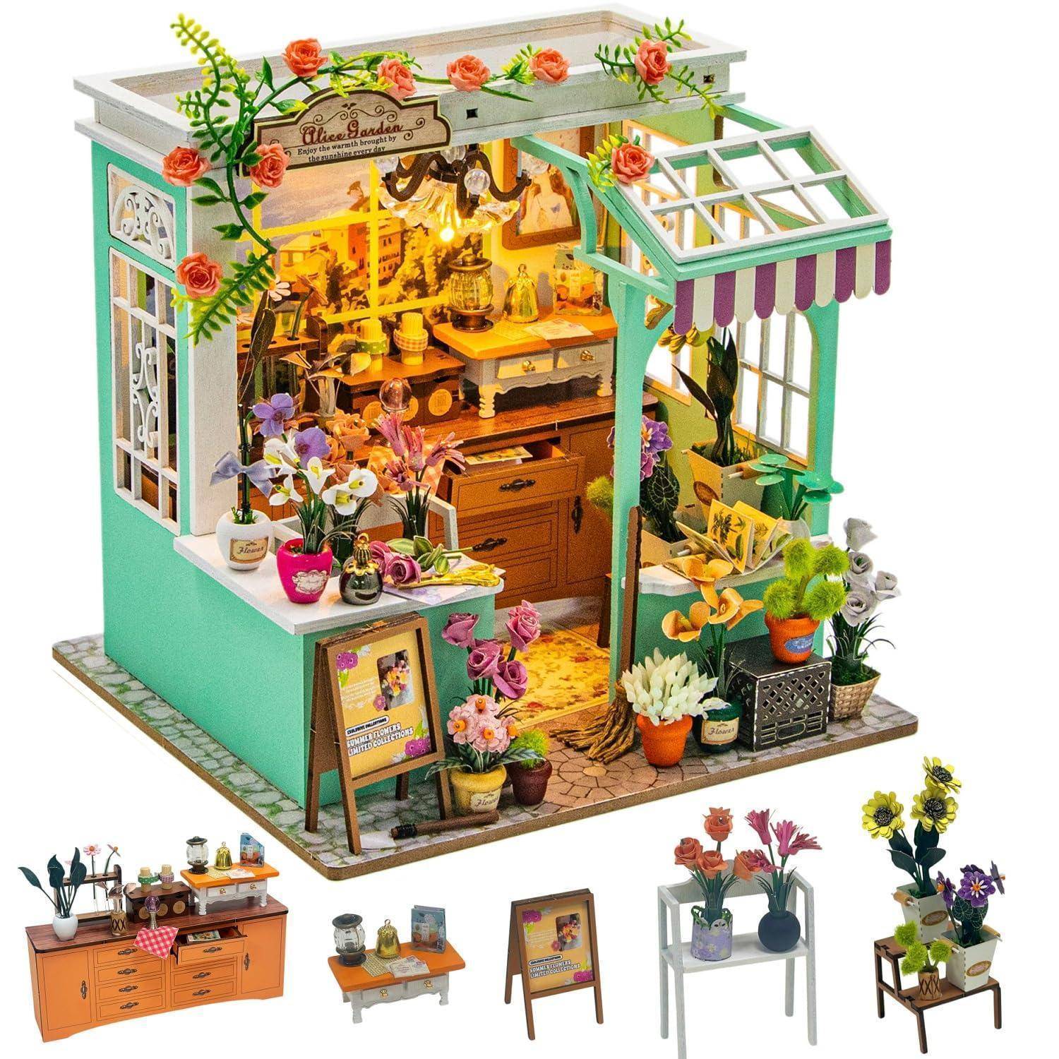 Miniatur-Blumenladen-Display mit teefarbenem Ladengeschäft, offnem Markisen und vielen blühenden Topfpflanzen; kleinere passende Möbelstücke für das Ladengeschäft werden unten gezeigt.