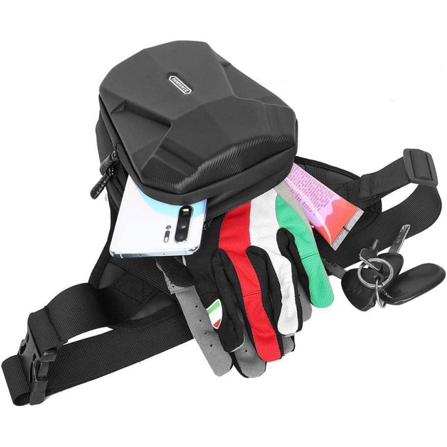Schwarze Hüfttasche mit hartschaliger Tasche, die ein Telefon, Handschuhe, Schlüssel und kleine Toilettenartikel auf einem schwarzen Riemen hält.