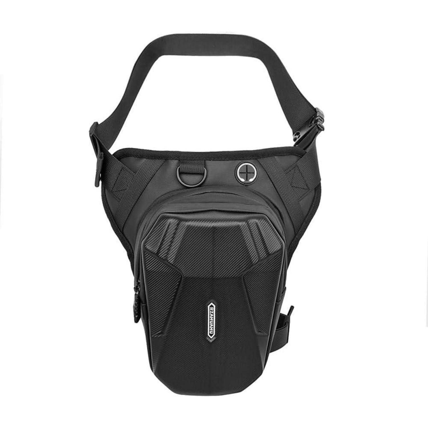 Schwarzer Sling-Rucksack mit einem Schultergurt, vorderer Reißverschlusstasche und robustem geometrischem Design auf weißem Hintergrund.