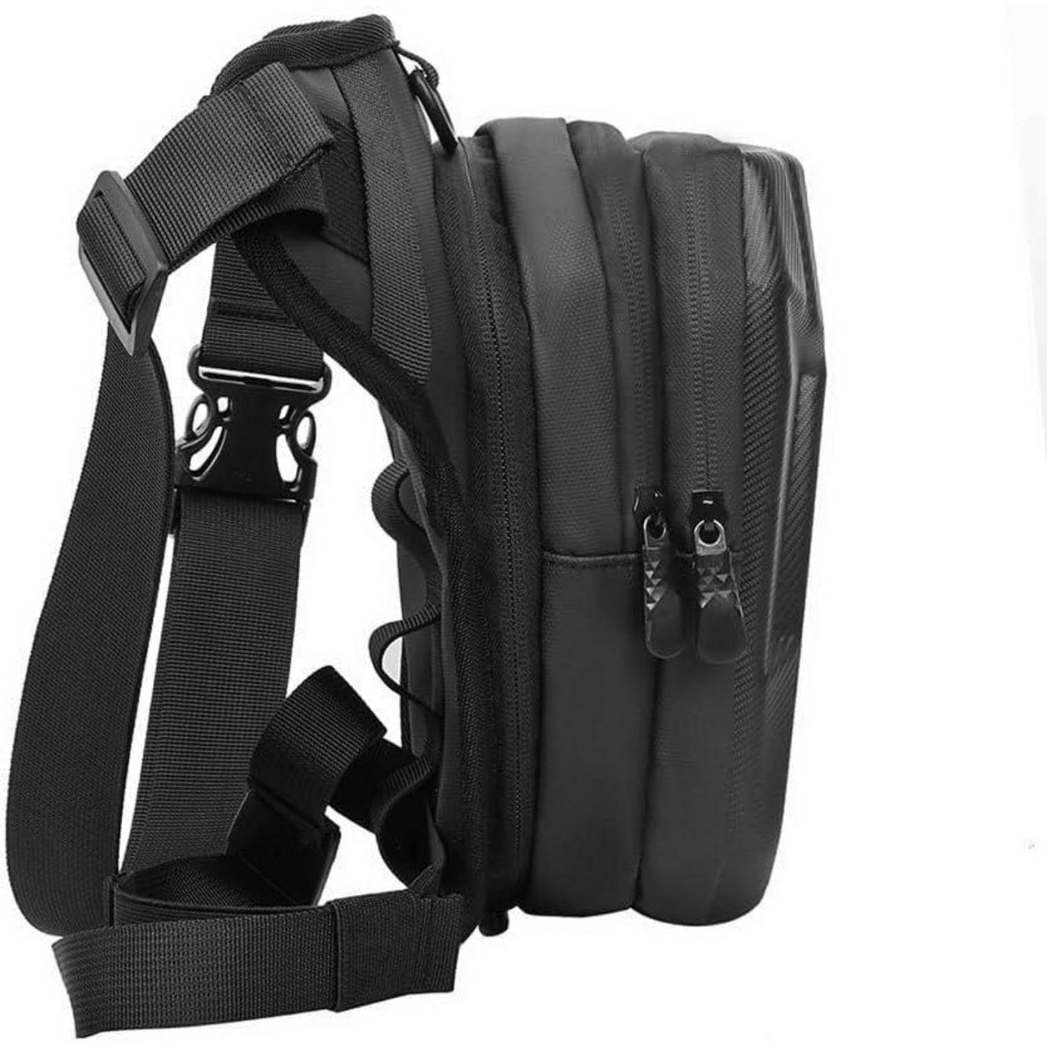 Schwarze kompakte Schultertasche mit verstellbarem Riemen und mehreren Reißverschlussfächern, von der Seite auf weißem Hintergrund gezeigt.