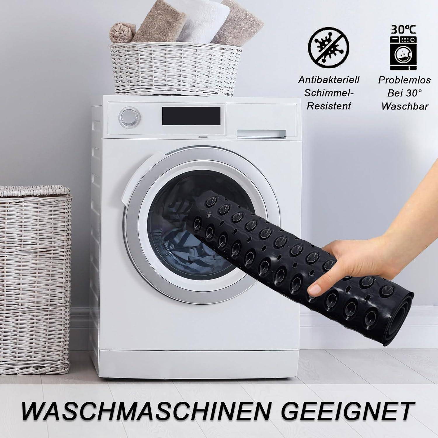 Weiße Waschmaschine mit einer Hand, die eine schwarze rutschfeste Matte hält; deutscher Text sagt „WASCHMASCHINEN GEEIGNET