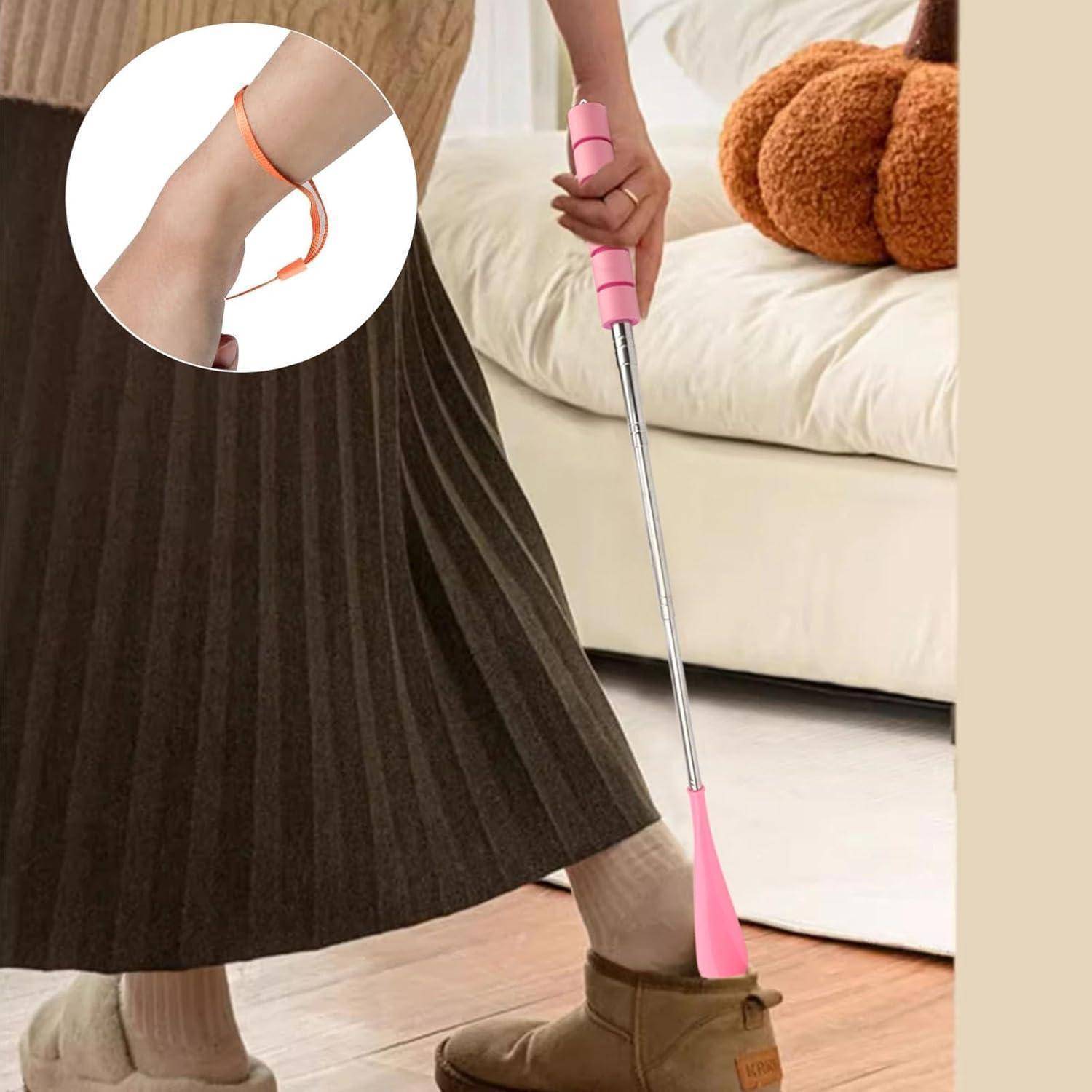 Person, die einen rosa Schuhlöffel mit langem Griff benutzt, um einen Fuß in einen braunen Stiefel zu schlüpfen, mit einer Detailansicht in einer Ecke, die die um das Handgelenk gelegte Schleife des Schuhlöffels zeigt.