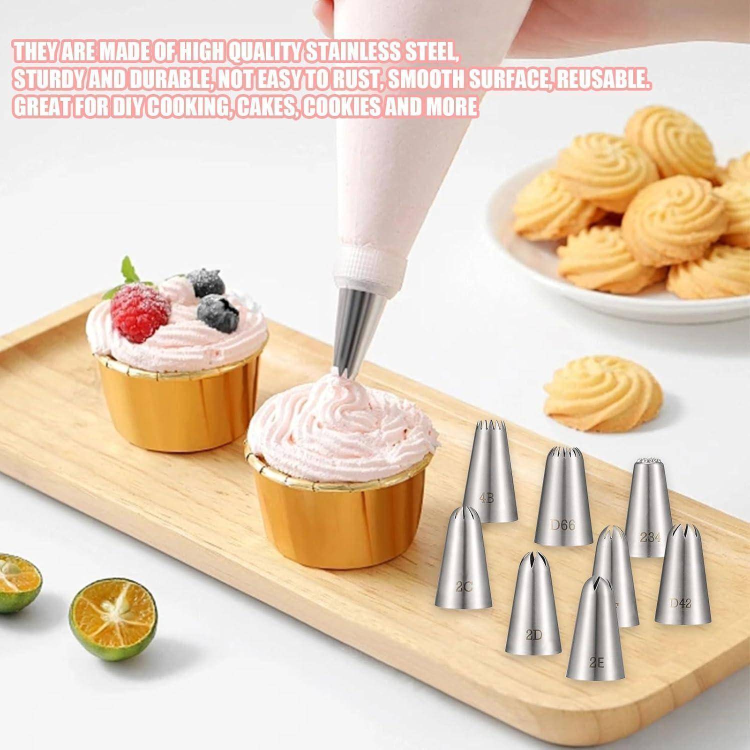 Spritzbeutel mit Metallspitzen zum Verzieren von Cupcakes auf einem Holzbrett, mit Text, der wiederverwendbare Edelstahlspitzen zum Backen und Verzieren von Keksen bewirbt.