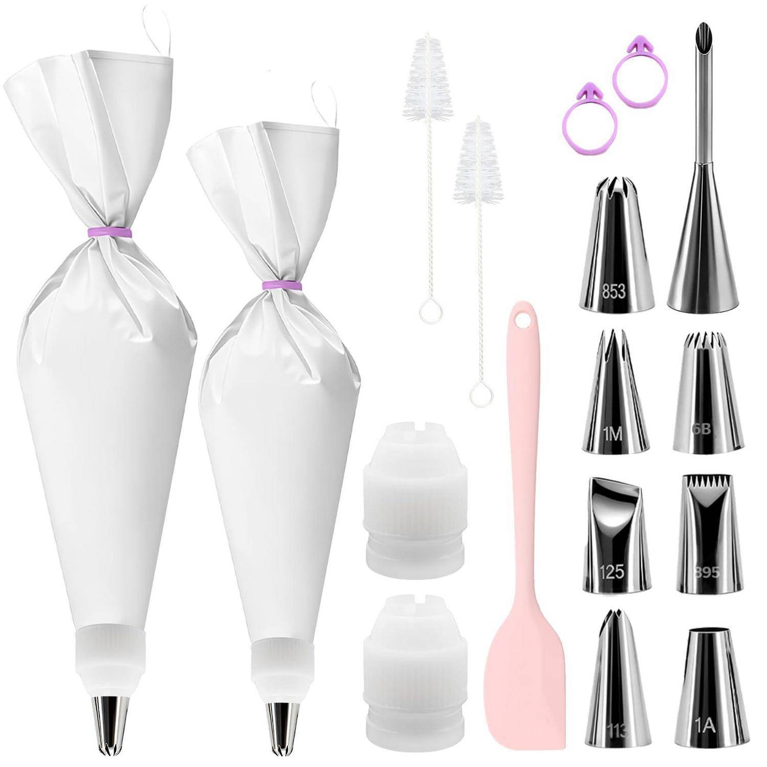 Dekorationsglasur-Spritzbeutel-Set mit zwei Einweg-Spritzbeuteln, zwei Reinigungsbürsten, rosa Spachtel, Adaptern und mehreren Metallspritztüllen.