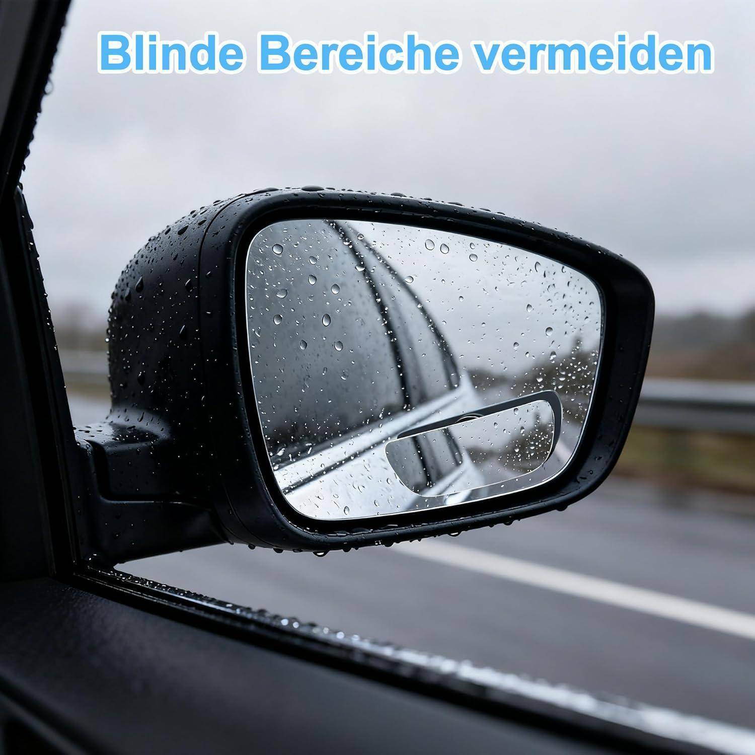 Regenflecken-befleckter Autoseitenspiegel auf einer nassen Straße, mit dem deutschen Text „Blinde Bereiche vermeiden