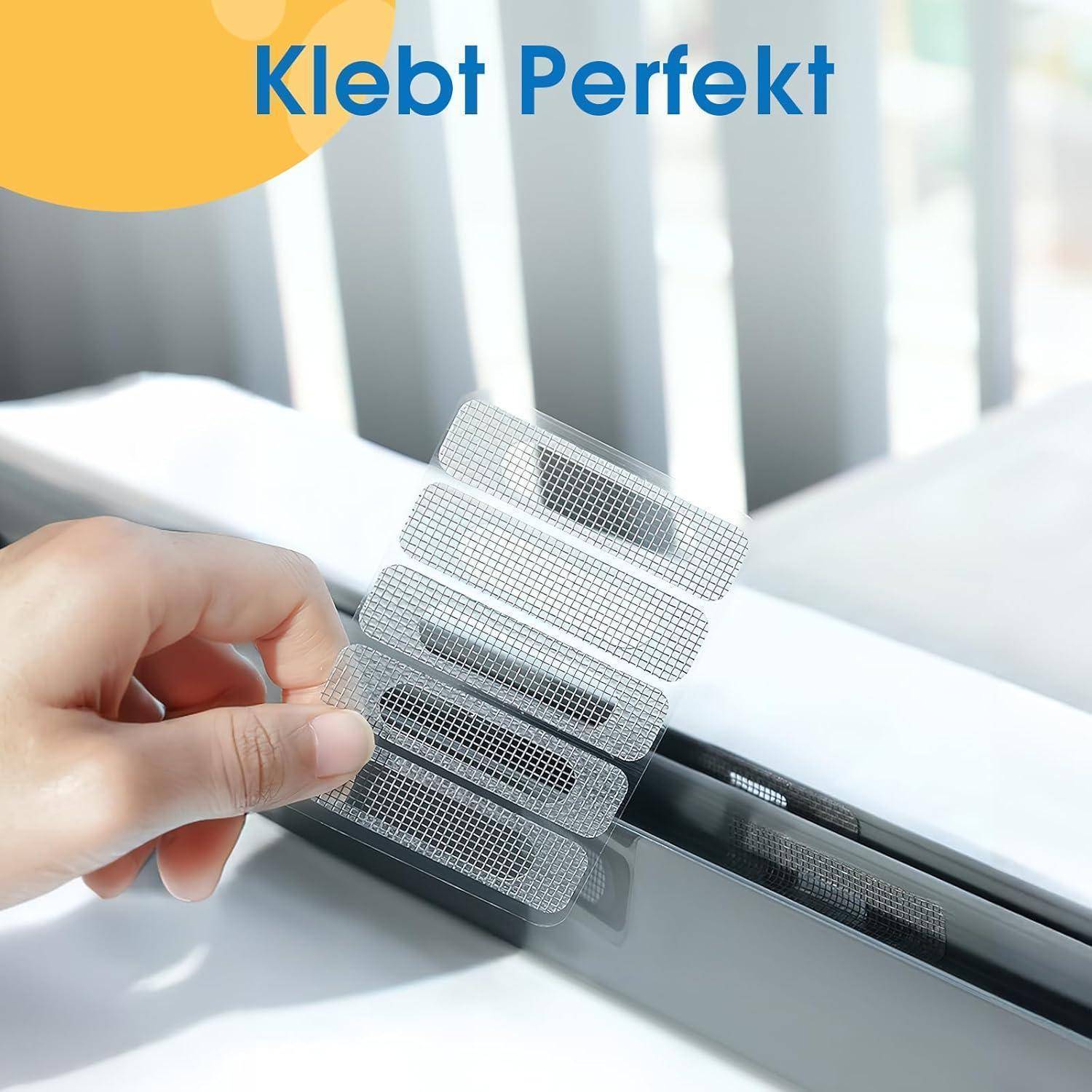 Eine Hand platziert einen durchsichtigen Mesh-Klebestreifen auf einer Fensterleiste unter dem Text 'Klebt Perfekt'.