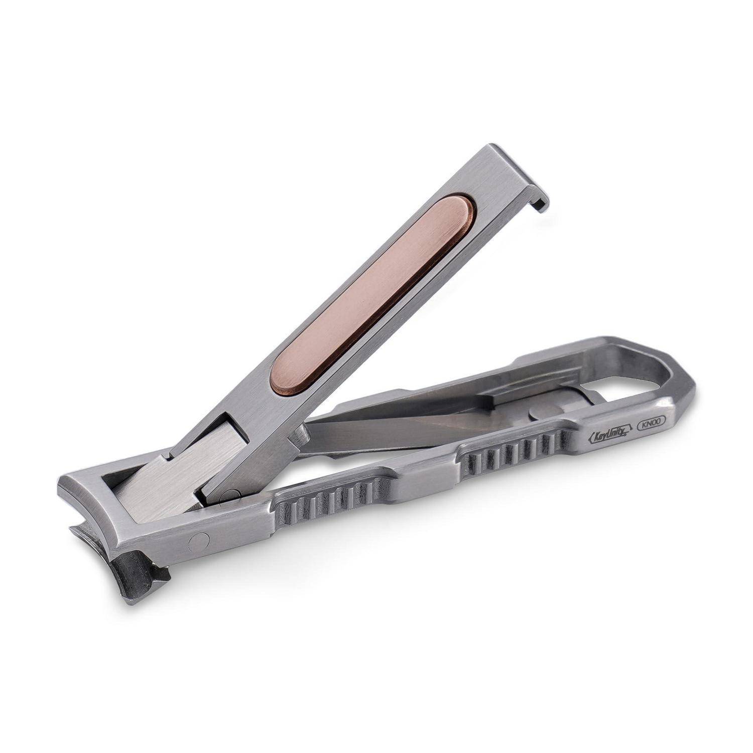 Ein silbernes klappbares Universalmesser mit offener Klinge, gezeigt auf einem einfachen weißen Hintergrund.