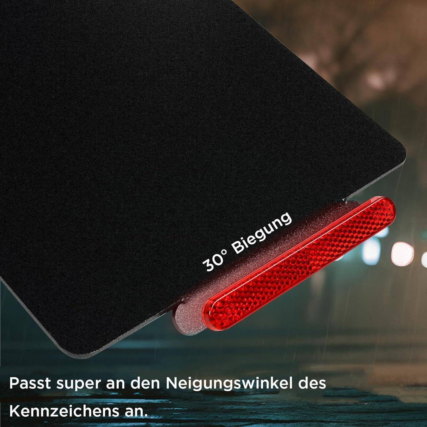 Nahaufnahme einer flexiblen Kennzeichenhalterung mit rotem Reflektor, mit der Bezeichnung '30° Biegung', die zeigt, dass sie sich dem Fahrzeugwinkel anpasst; deutscher Text besagt, dass sie zum Neigungswinkel des Kennzeichens passt.