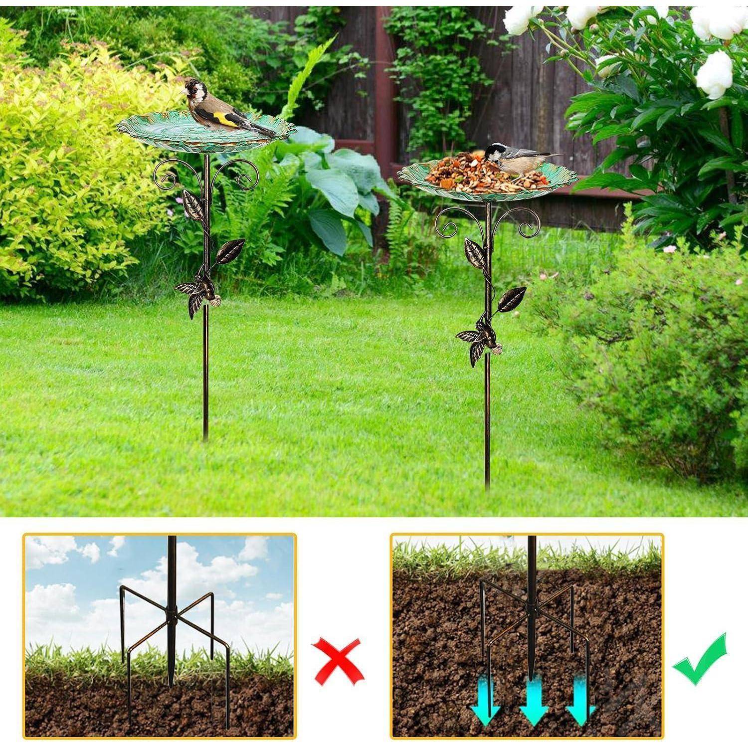 Zwei Vogelfutterhäuschen auf Gartenstäben im Rasen; die Einfügung zeigt einen Stab, der falsch installiert ist, und einen richtig installierten, gekennzeichnet mit X und Haken.