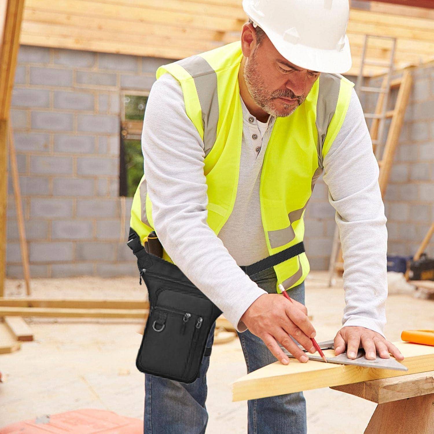 Bauarbeiter in Schutzhelm und Warnweste beim Messen und Markieren eines Holzbretts auf der Baustelle während der Bauarbeiten.