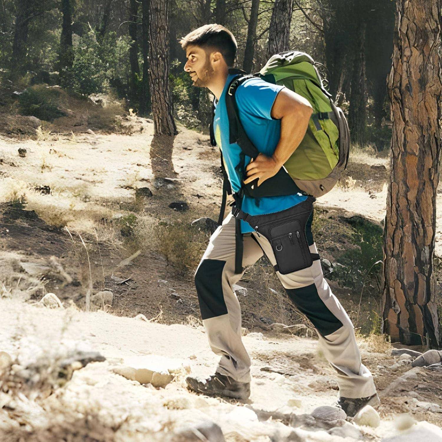 Ein Mann wandert bergauf auf einem Waldweg mit einem großen grünen Rucksack und Trekking-Ausrüstung.