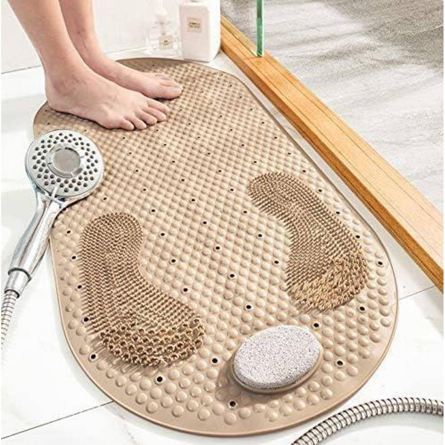 Fußförmige beige Badematte mit strukturierten Massagezonen neben einem Duschkopf, zum Stehen in der Dusche.