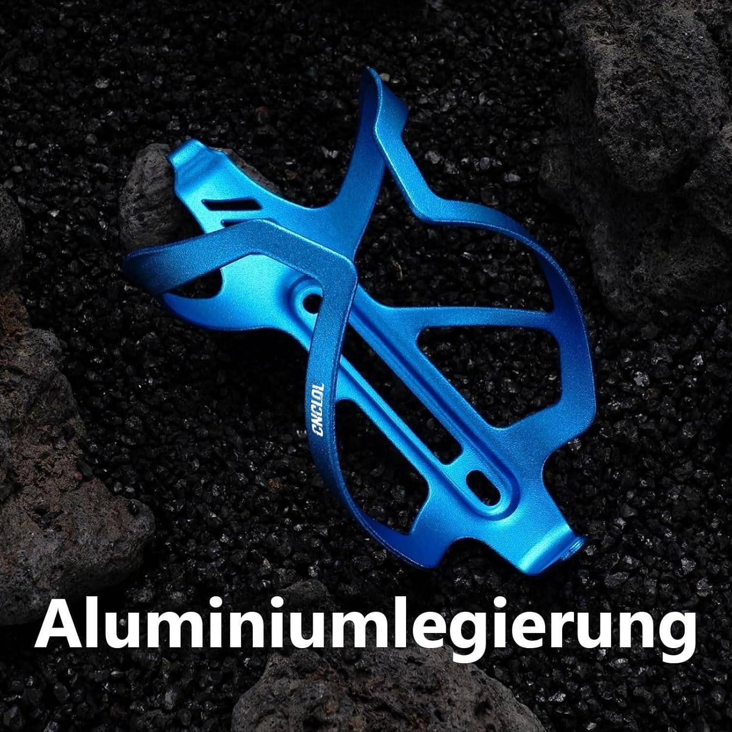 Blauer Metallfahrradflaschenhalter auf dunklen Steinen mit dem Wort „Aluminiumlegierung