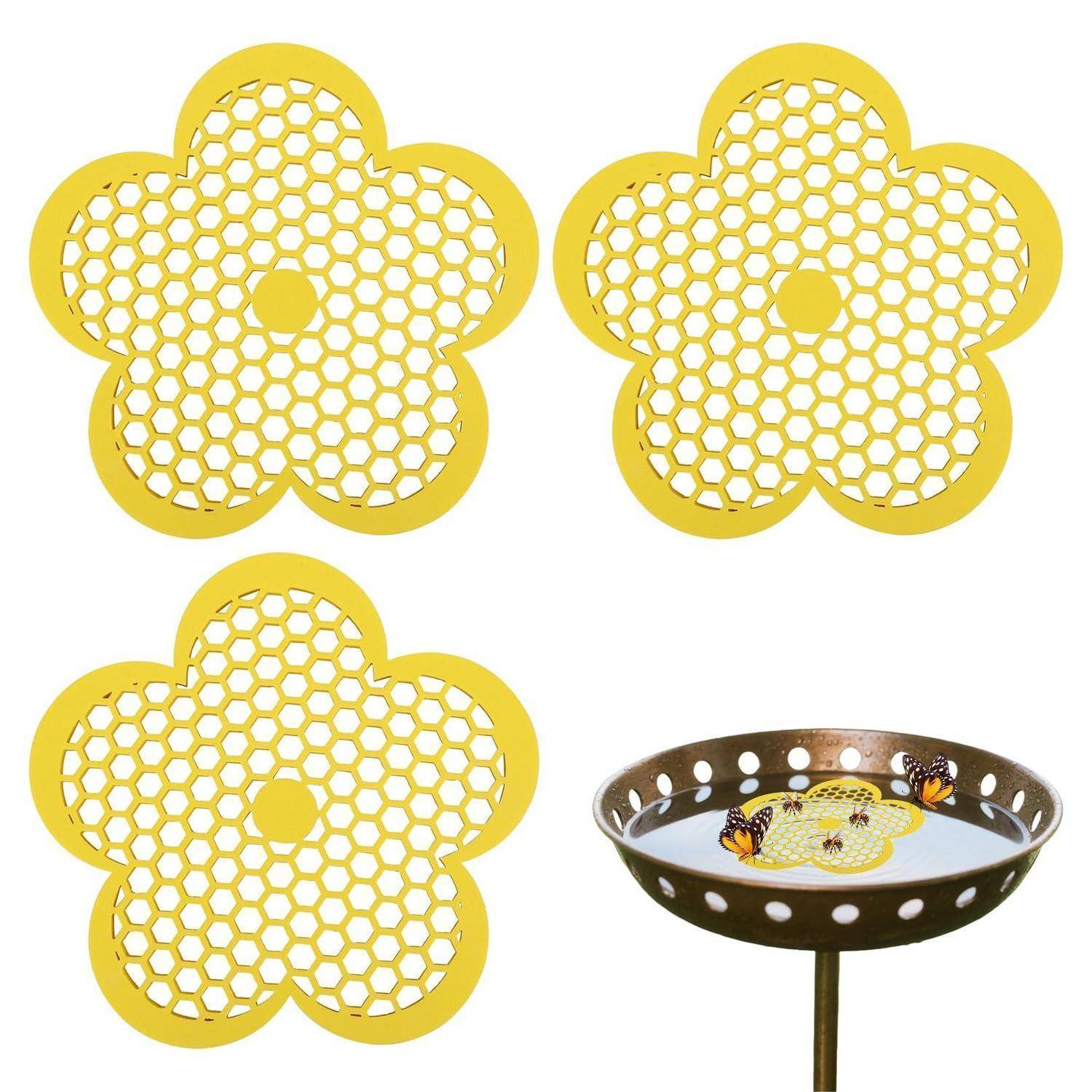 Gelbe blumenförmige Maschenvogelütter-Einsätze und eine flache Metallvogeltränke/Fütterung auf einem Ständer mit Schmetterlingen.