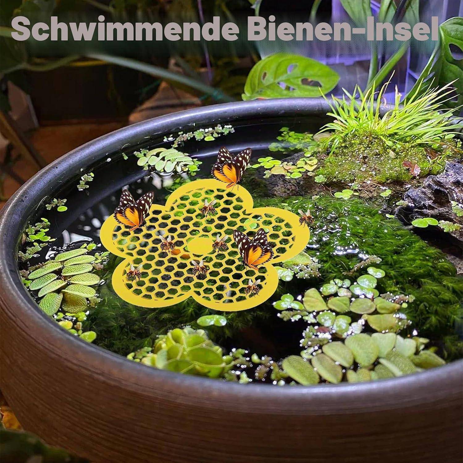 Kleines Wasserbecken mit schwimmenden Pflanzen und einer gelben Bienen-Insel-Dekoration, auf der Schmetterlinge ruhen; der Text lautet „Schwimmende Bienen-Insel".
