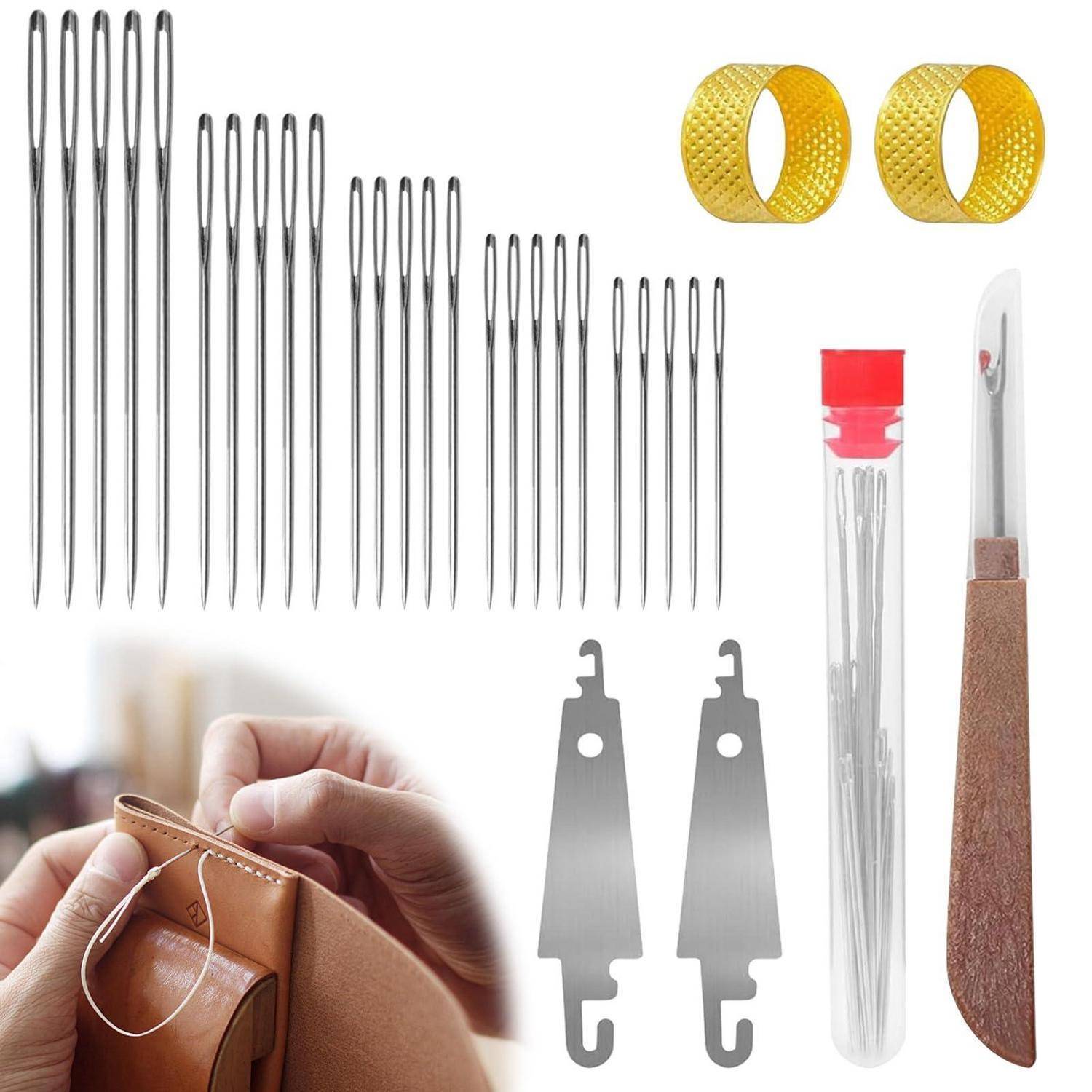 Leatherworking-Werkzeugsatz mit mehreren Sticknadeln, zwei goldenen Fingerhüten, zwei Metallfadeneinfädlern, einem Nadelrohr und einem Nahtauftrenner neben Händen, die Leder nähen.