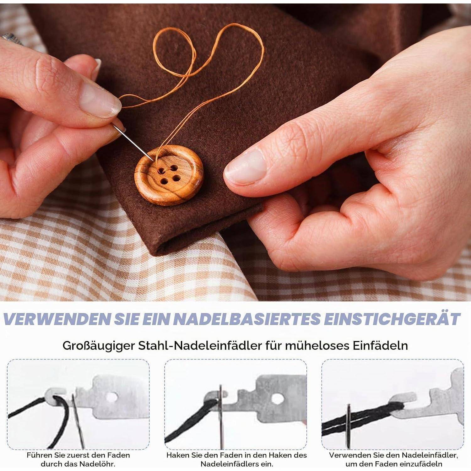 Hände nähen einen Knopf auf braunem Stoff; darunter zeigt eine deutsche Grafik eine Fadeneinfädler und Schritt-für-Schritt-Anleitung zum Einfädeln.
