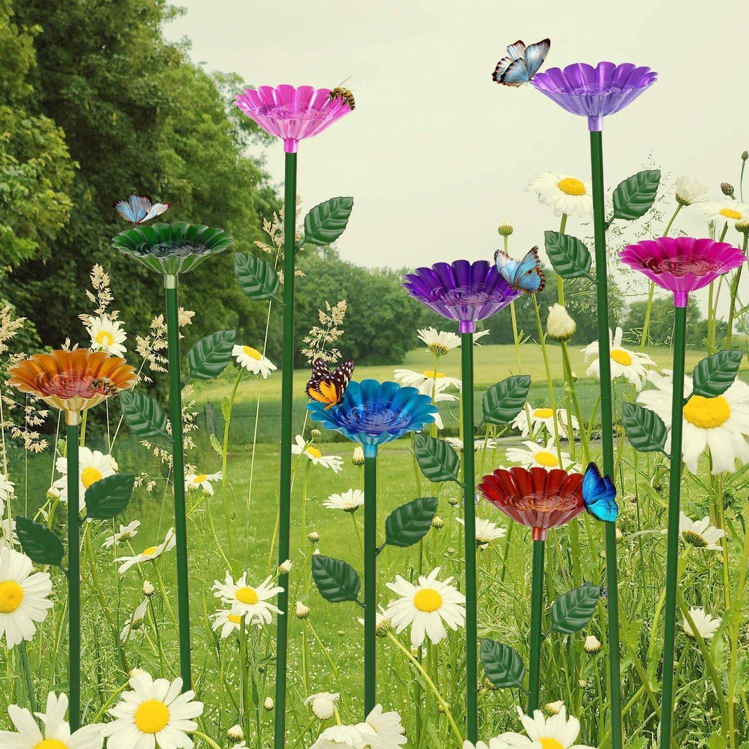 Farbenfroher Kunstblumengarten mit hohen gänseblümchenähnlichen Blüten und Schmetterlingen in einem Grasfeld unter einem blassen Himmel.