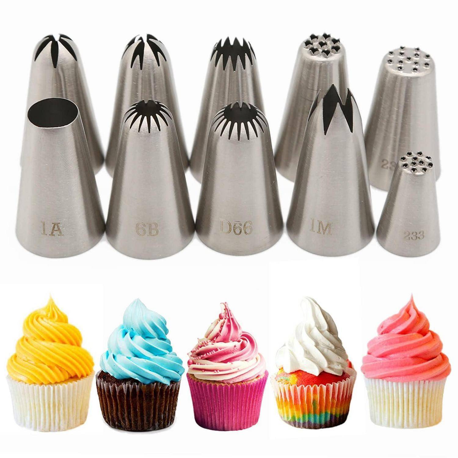 Satz von Metallspritzbeuteltüllen oben gezeigt über einer Reihe von fünf gefrosteten Cupcakes in verschiedenen Wirbel-Stilen und Farben, die Dekorationseffekte demonstrieren.