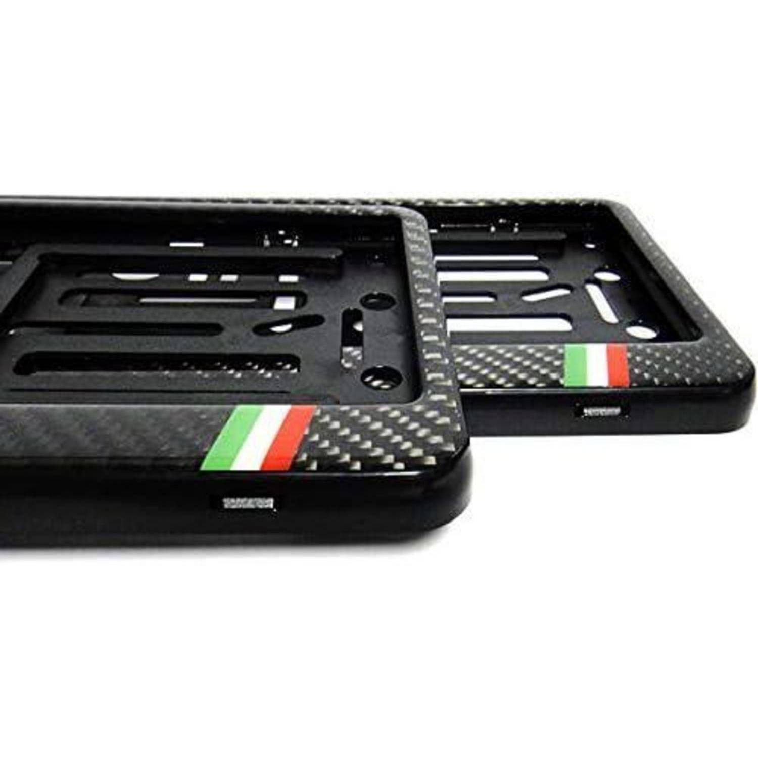 Zwei schwarze Kohlefaser-Kennzeichenrahmen, die sich überlappen, jeder mit einem italienischen Trikolore-Streifen in der unteren rechten Ecke.